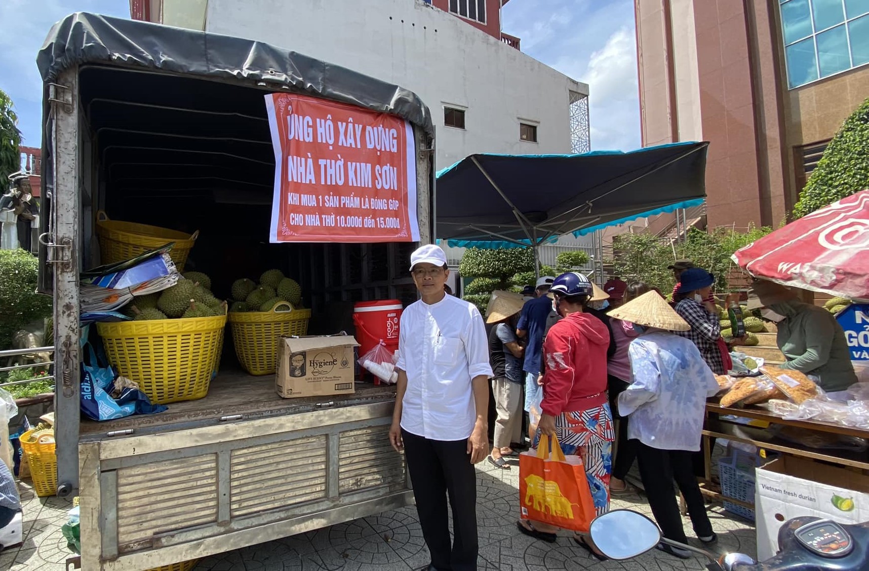 Vị linh mục bán trái cây xây thánh đường